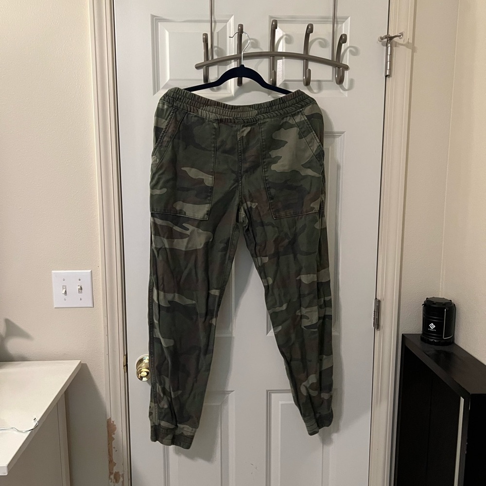 TNA camo joggers size large Aritizia